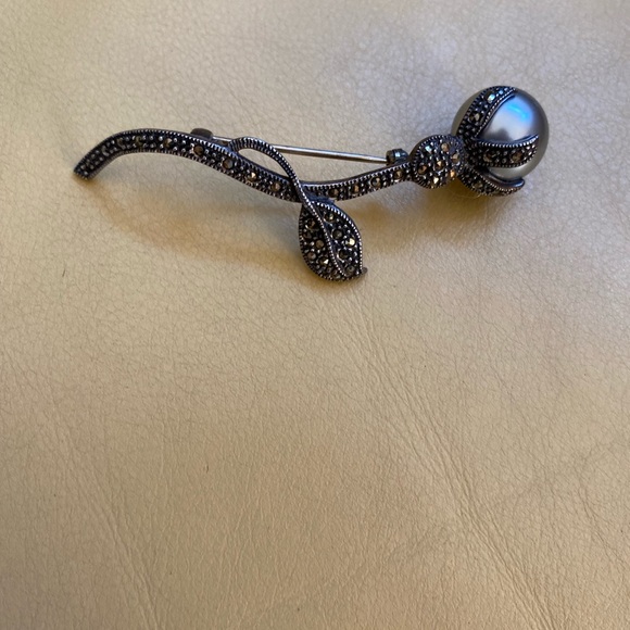 Vintage Sterling Silver Marcasite and Flower Gray Pearl Brooch. - Picture 1 of 4